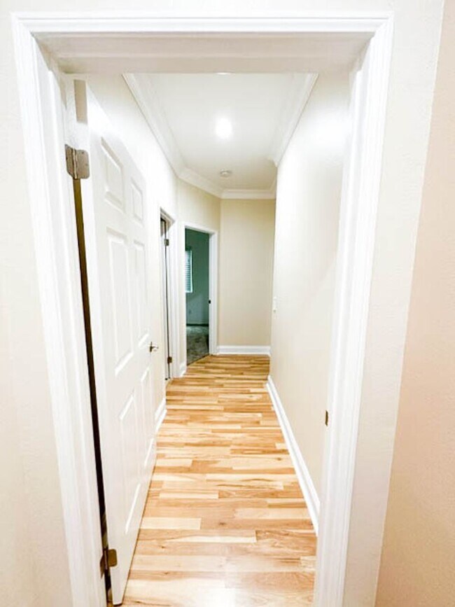 Building Photo - **STUNNING** 8 BEDROOM SOLAR HOME IN GATED...