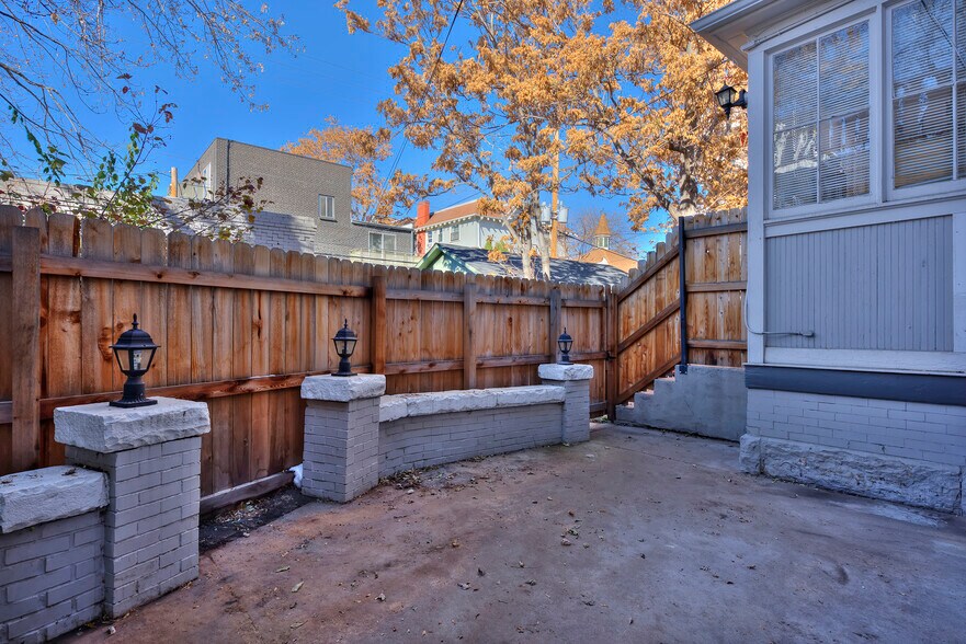 Building Photo - 915 Clarkson Street