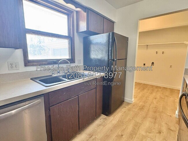 Building Photo - 2755 Fairway Dr