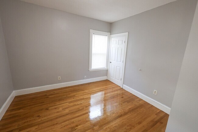 Building Photo - 129 Draper St