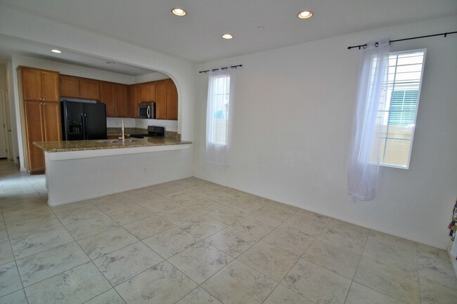 Building Photo - Oxnard | 3 bed + 2.5 bath single-family ho...