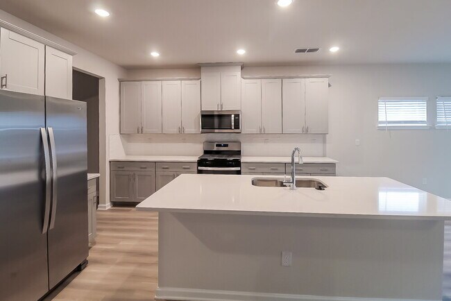 Building Photo - 879 Sara Mdw Rd