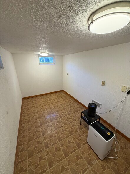 Building Photo - 9038 W Howard Ave