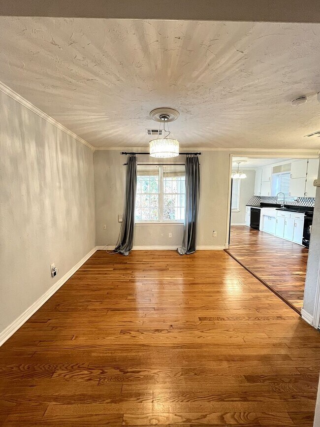 Building Photo - Cute 2 Bed 1 Bath in the Steve Pennington Addn