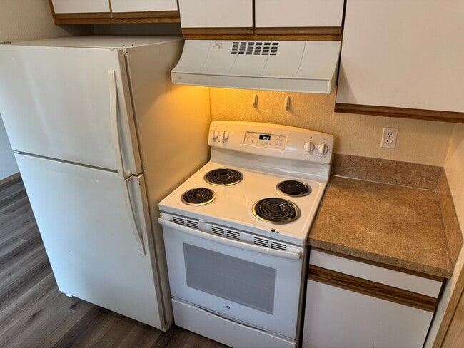 Building Photo - Freshly updated 3 bedroom 2 bathroom duple...