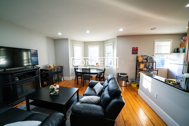 Primary Photo - 820 Parker St