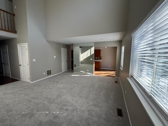 Building Photo - 689 E Whispering Oaks Ct