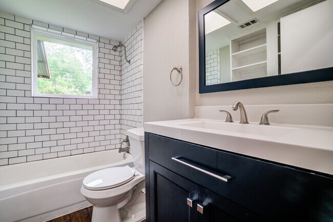 Building Photo - 2608 Driftwood Dr