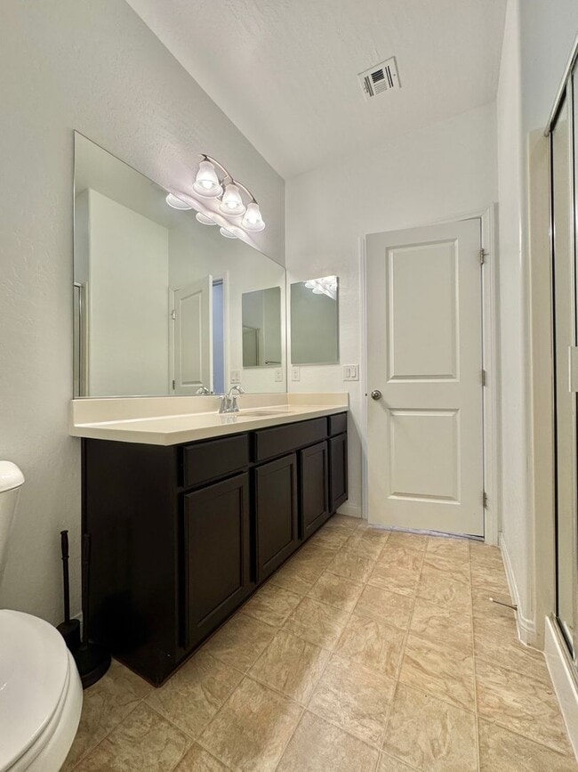 Building Photo - Newer Home with Gated Community Single Fam...