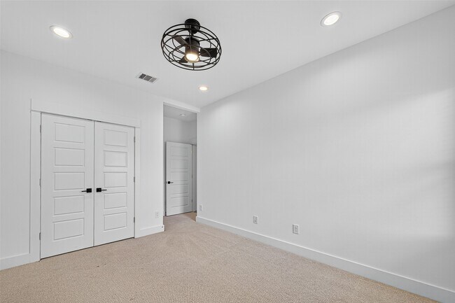 Building Photo - 1070 Mansfield St