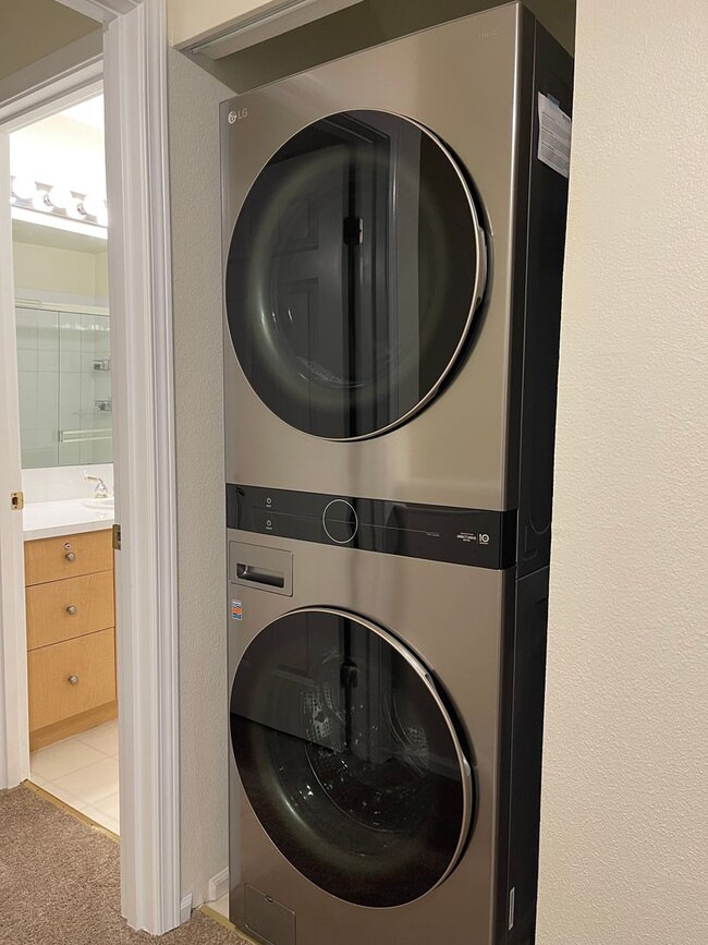 Building Photo - Bellevue Townhome! 2 Bedroom 2.5 Bathroom! *Utilities Included*