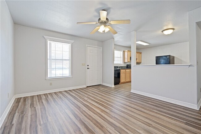 Building Photo - 884 W Holly St