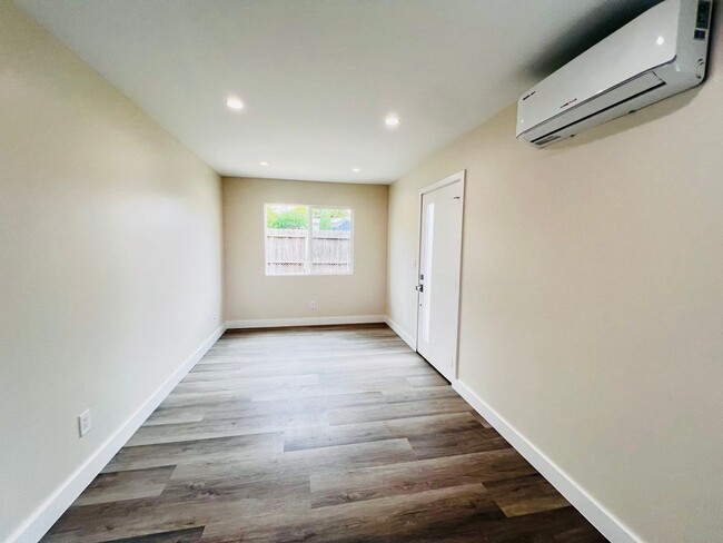 Building Photo - Brand New construction! 2 bed 1 bath,  Enj...
