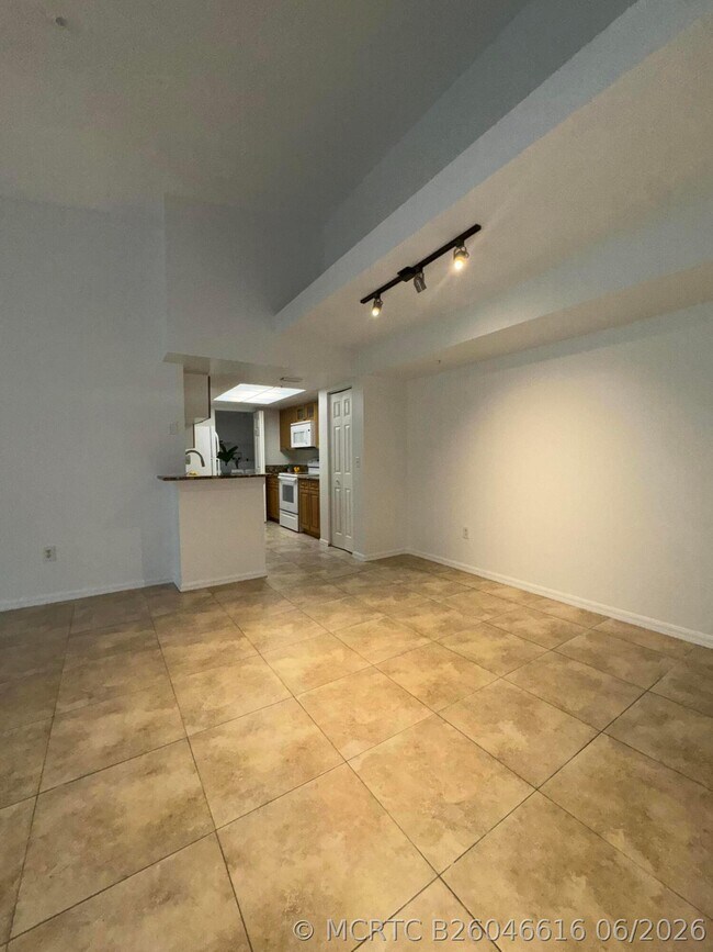 Building Photo - 1300 Crestwood Ct S