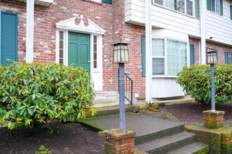 Building Photo - FREE RENT HERE! Close in NE-2 Bedroom, 1.5 Bath Ready Now!