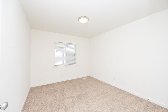 Building Photo - 3 Bedroom home in Yelm with Garage