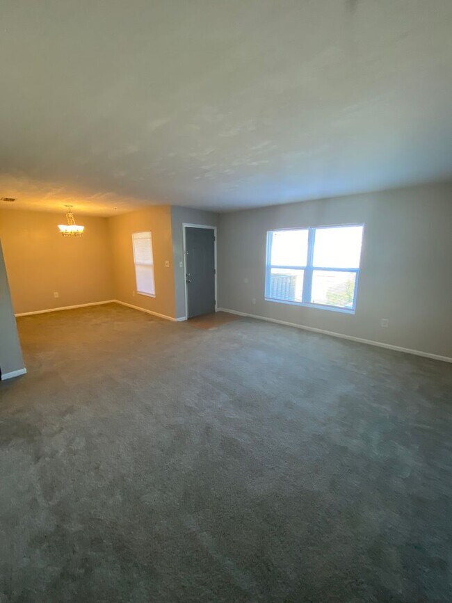 Building Photo - 2 Bed 1.5 Bath Condo