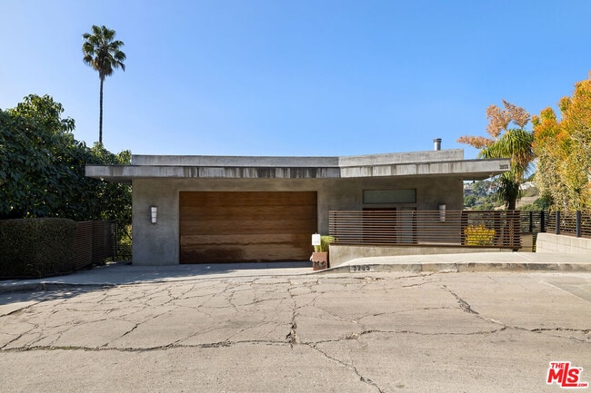 Building Photo - 3255 Fernwood Ave