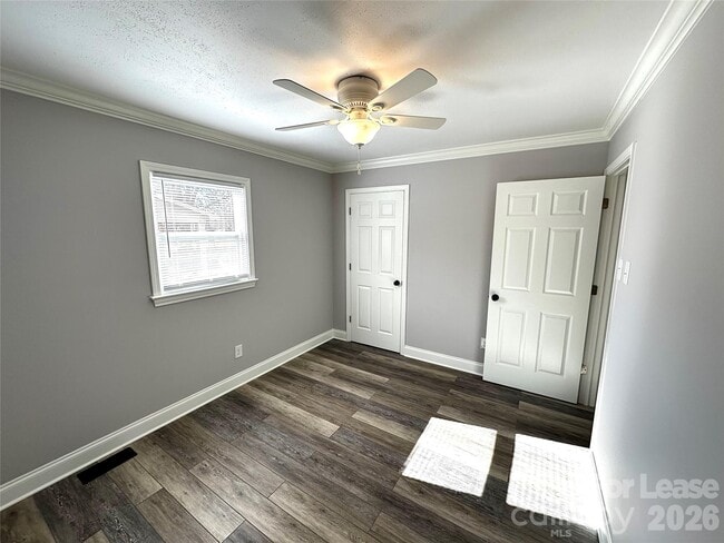 Building Photo - 2121 Charlotte Hwy