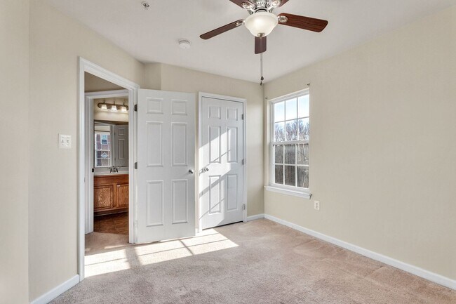 Building Photo - Charming 3 BR + Den Townhouse available now