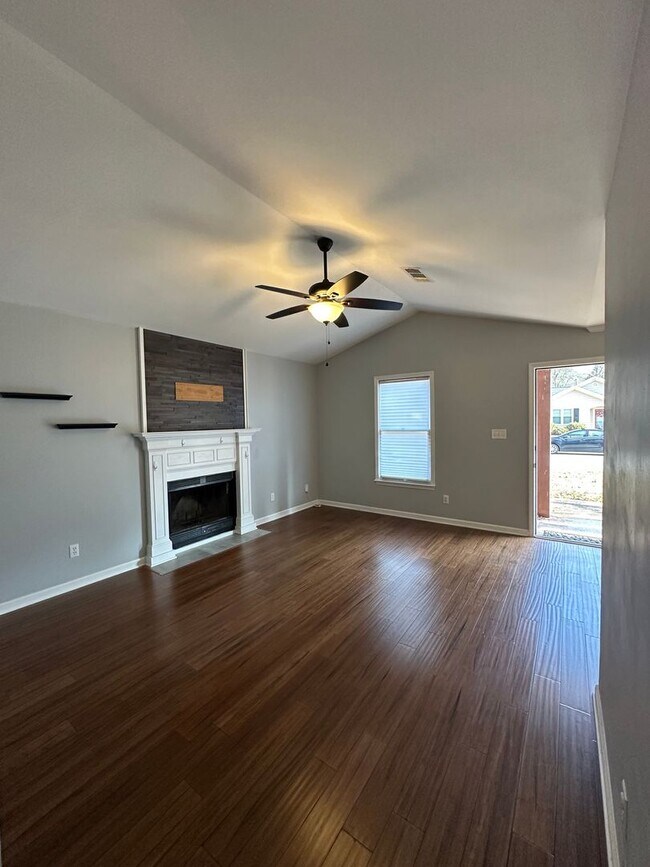 Building Photo - 3 Bedroom, 2 bathroom house on the Eastside, move-in ready