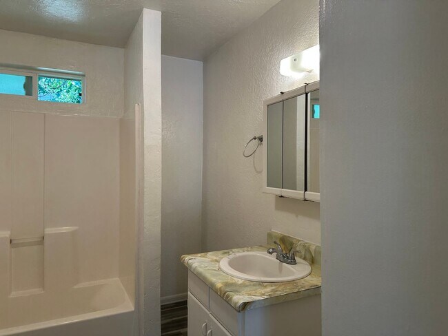 Building Photo - Well maintained home, recent upgrades, cut...