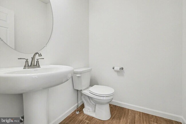 Building Photo - 7884 Oakbrook Dr