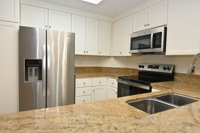 Building Photo - Charming Ground-Floor 2 Bedroom 1 bath Condo close to downtown!