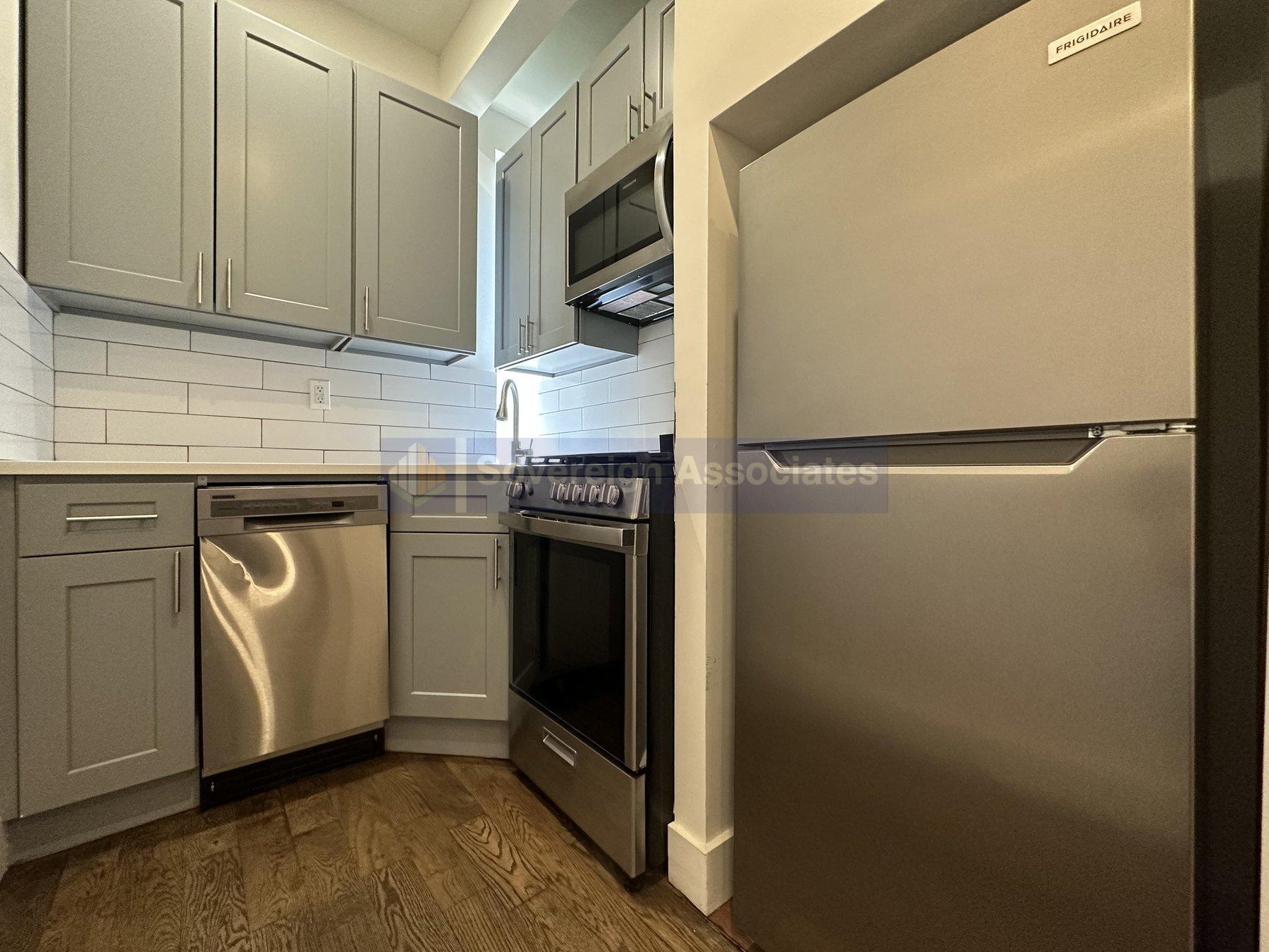 Building Photo - 45 Tiemann Pl