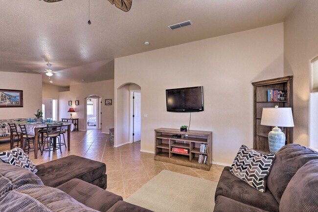 Building Photo - 2447 Rio Dr