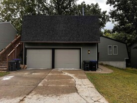 Building Photo - 1421 Eastview Dr