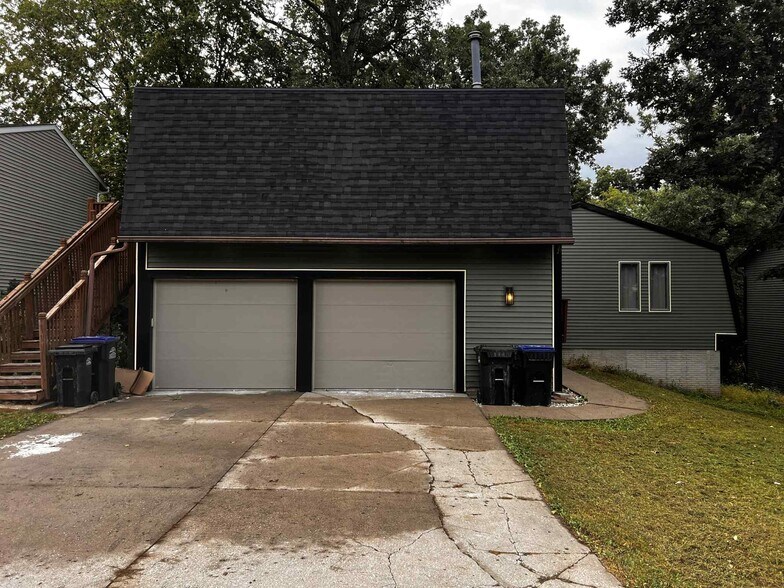 Building Photo - 1421 Eastview Dr