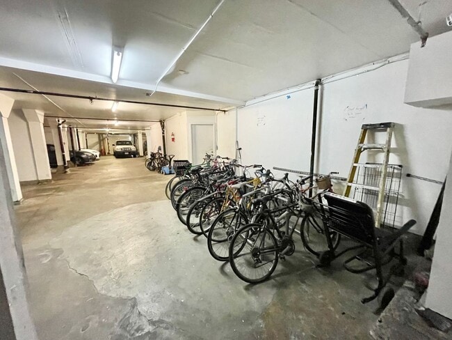 Building Photo - Adorable studio in the Heart of Hayes Vall...