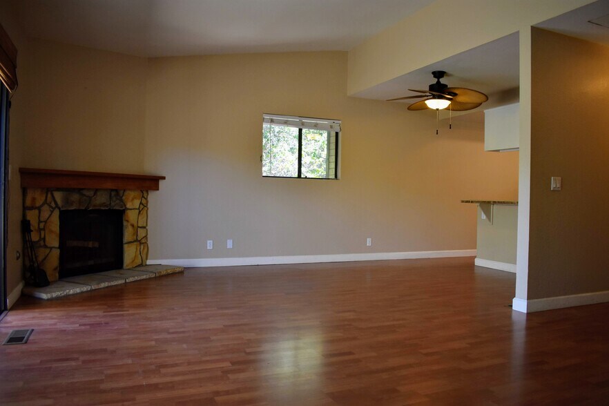 Building Photo - 3290 Rockview Pl
