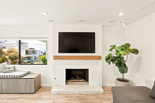 Building Photo - Privateer Duplex