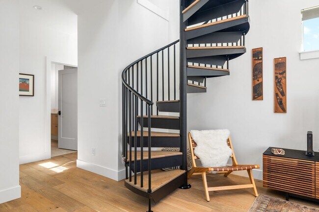 Building Photo - 142 SW Roosevelt Ave