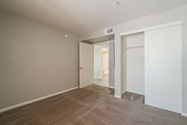 Building Photo - Walking Distance to ASU!