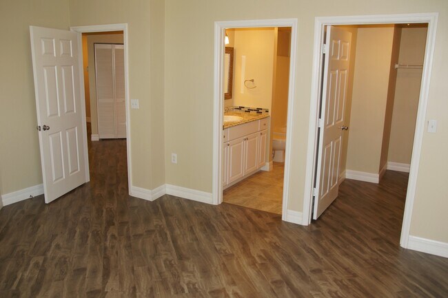 Building Photo - 5500 Bentgrass Dr