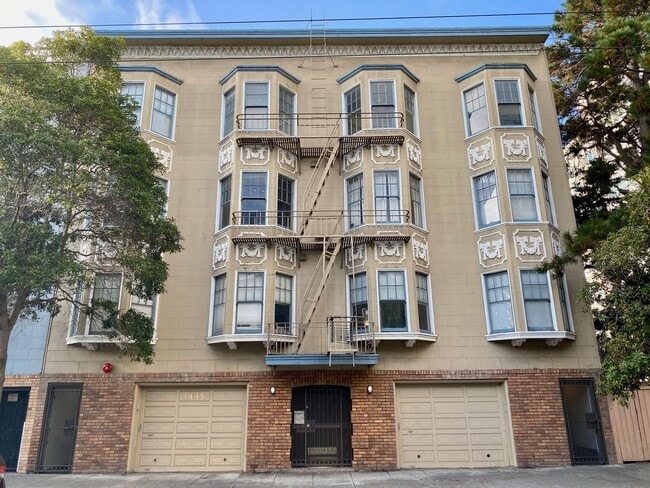 Building Photo - UPDATED 1BR! DISHWASHER! HARDWOOD! Laundry On-Site