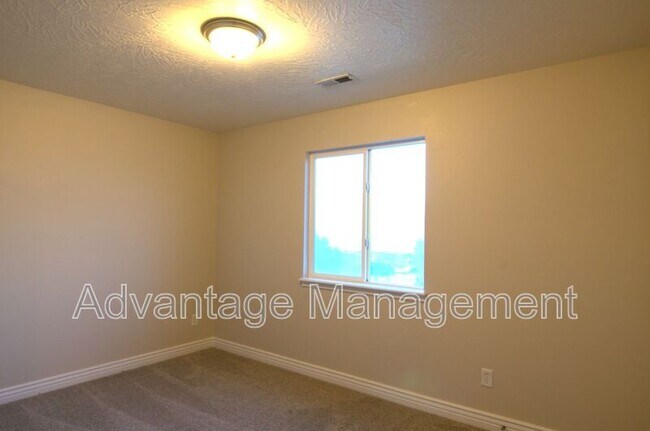 Building Photo - 4044 S Lake Vista Dr