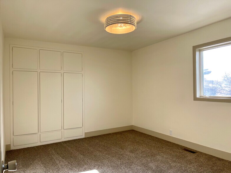 Building Photo - 592 Locust St S