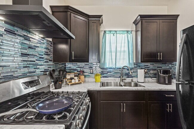 Building Photo - Stylish Furnished Tiny Home • 1 Bedroom • Laundry • Gated Community
