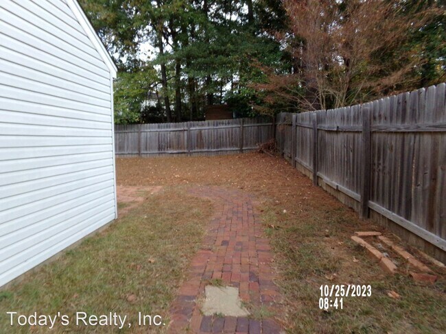 Building Photo - 2 br, 2 bath House - 633 Hidden Valley Dr.