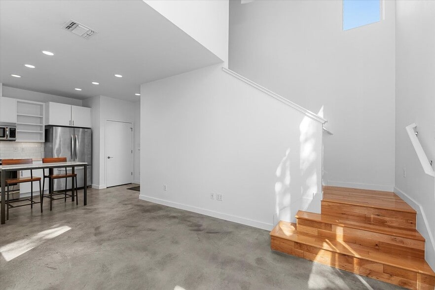 Building Photo - 1204 Woodland Ave