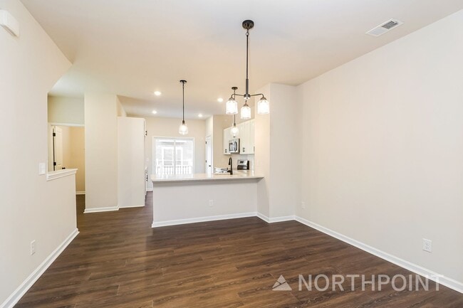 Building Photo - Beautiful 3BR 3.5BA Townhome w/ Full Appliance Kitchen Garage Parking in University