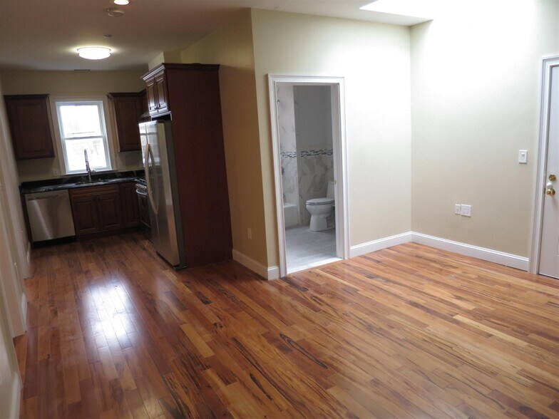 Building Photo - 1121 Broadway