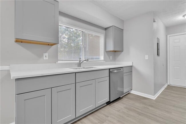Building Photo - 8883 Homewood Dr