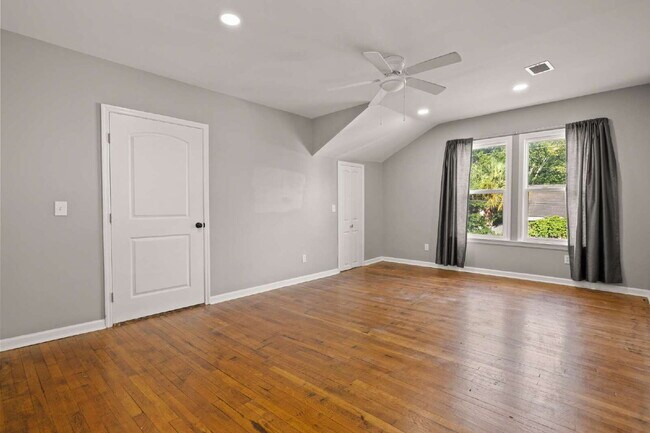Building Photo - Renovated 3 Bed • 1.5 Bath Upstairs Unit -...