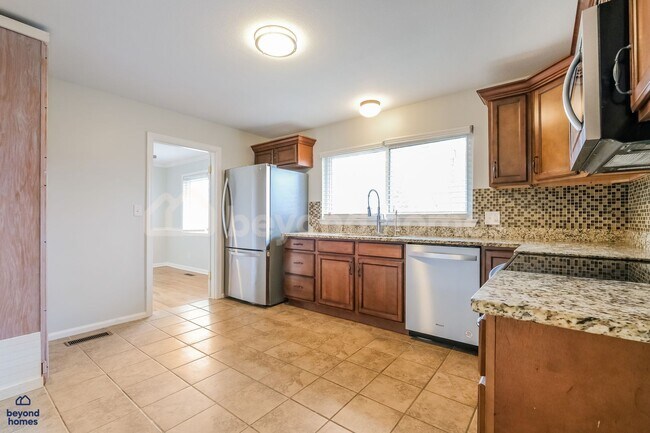 Building Photo - Amazing Move-In Ready 3-Bed 3-Bath Home - Looking for You!