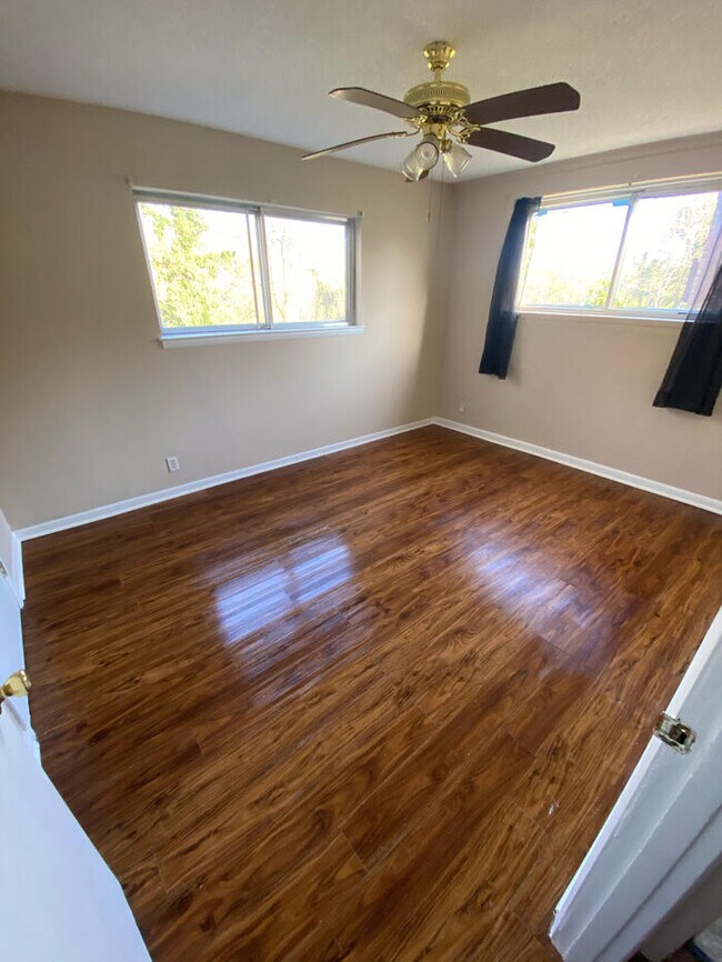 Building Photo - North Shore Area 2 Bedroom Duplex
